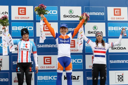 Sanne van Paassen zvítězila v závodě světového poháru v Táboře na kole značky Giant, druhá Katherine Compton na Treku.