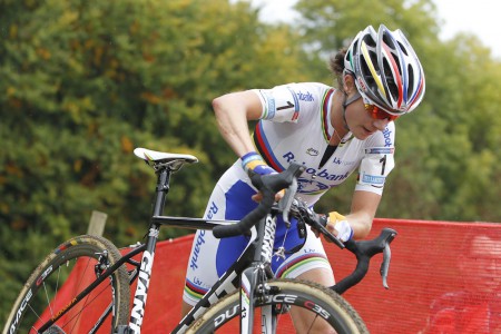 Mistryně světa Marianne Vos na trati závodu světového poháru.